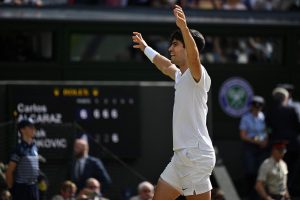Alcaraz conserve son titre à Wimbledon et prive Djokovic d’un 25e Grand Chelem