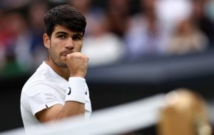 Alcaraz déjoue le piège Humbert en quatre sets et file en quarts de finale