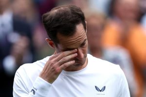 Andy Murray abandonne sa stoïcité et verse quelques larmes d&rsquo;émotion à Wimbledon