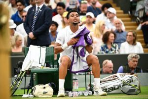 Arthur Fils, stoppé en huitièmes de finale de Wimbledon par Alex De Minaur : « Une super expérience »