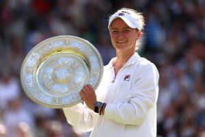 Barbora Krejcikova reçoit une réplique LEGO de son trophée de Wimbledon