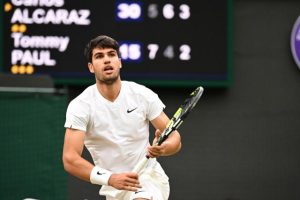 Carlos Alcaraz domine Tommy Paul et rejoint Daniil Medvedev en demi-finales de Wimbledon