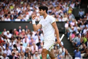 Carlos Alcaraz écrase Novak Djokovic à Wimbledon et remporte son quatrième titre du Grand Chelem