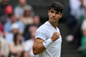 Carlos Alcaraz et Daniil Medvedev se hissent au deuxième tour