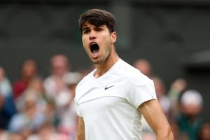 Carlos Alcaraz et Jannik Sinner se qualifient pour les quarts.