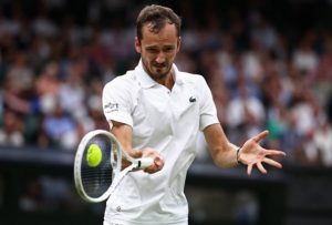 Daniil Medvedev élimine Jannik Sinner après un combat de cinq sets et file en demi-finale