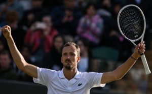 Daniil Medvedev profite de l&rsquo;abandon de Grigor Dimitrov et rejoint Jannik Sinner en quarts
