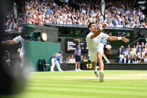 Djokovic mené 2 sets à 0 en finale de Wimbledon, la huitième fois de sa carrière en finale d&rsquo;un Grand Chelem