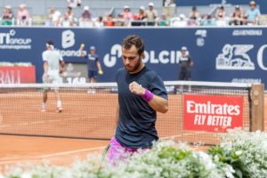 Hugo Gaston bat Sebastian Baez et rejoint les demi-finales à Kitzbühel