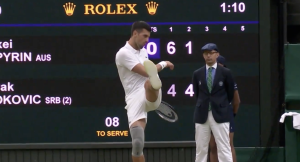 Insolite, Wimbledon > Perturbé par le public en plein match mais beau joueur, Djokovic fait semblant de jouer au foot pour la qualification de l&rsquo;Angleterre à l&rsquo;Euro