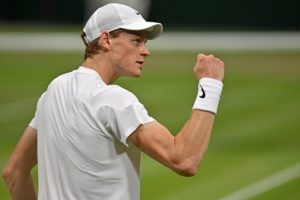 Jannik Sinner bat Ben Shelton en trois sets pour se qualifier en quarts