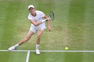 Jannik Sinner lâche un set pour son entrée et rejoint Matteo Berrettini au 2e tour de Wimbledon
