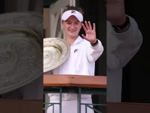 Krejcikova présente le trophée aux fans à Wimbledon