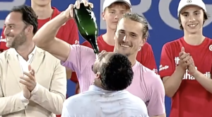 La réconciliation entre Alexander Zverev et Arthur Fils lors de la cérémonie