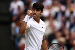 Le tenant du titre Carlos Alcaraz se qualifie en finale en écartant Daniil Medvedev