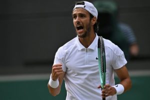 Lorenzo Musetti bat Taylor Fritz en cinq sets et rejoint Novak Djokovic en demi-finales