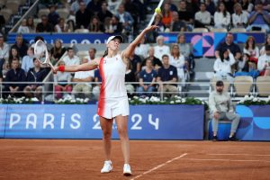 Naomi Osaka quitte la compétition, Swiatek commence en trombe