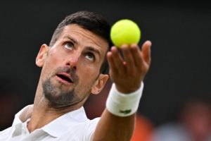 Novak Djokovic perd le premier set mais avance en huitièmes