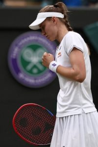 Rybakina profite de l&rsquo;abandon de Kalinskaya et se qualifie pour les quarts de finale