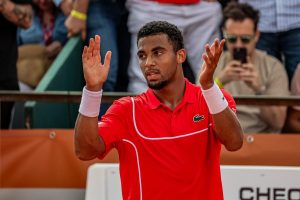 Tennis : Arthur Fils s’offre le plus grand titre de sa carrière à Hambourg après une finale haletante face à Zverev