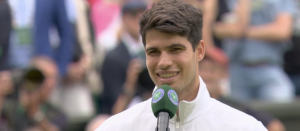 Vidéos, Wimbledon > Carlos Alcaraz hué par le public après sa victoire contre Daniil Medvedev : « Je n&rsquo;ai pas dit qu&rsquo;on allait gagner, je dis juste que ça va être une journée très amusante »