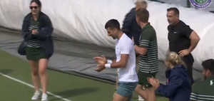 Vidéos, Wimbledon > La belle attitude de Novak Djokovic avec le personnel du tournoi