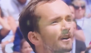 Vidéos, Wimbledon > Medvedev insulte copieusement l&rsquo;arbitre et échappe à une disqualification face à Alcaraz