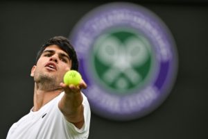 Wimbledon: Alcaraz monte en puissance, Medvedev chahuté