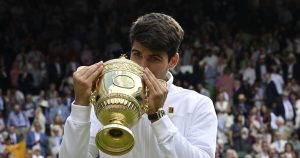 Wimbledon > Alcaraz (qui rejoint Federer, Nadal, Djokovic, Borg et Laver) : « C&rsquo;est énorme de faire partie de cette liste mais je ne me considère pas encore comme un champion comme eux »