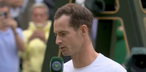 Wimbledon > Andy Murray, lors de sa cérémonie d&rsquo;adieu : « Je vais essayer de faire vite parce que deux de mes enfants sont là-haut et que j&rsquo;ai largement dépassé l&rsquo;heure du coucher »