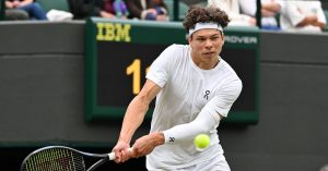 Wimbledon > Shelton choqué après sa défaite contre Sinner : « Je ne sais pas comment il fait. Je ne comprends pas comment il peut faire ça sur ce court sans se blesser »