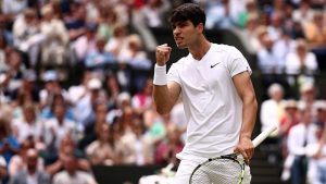 Wimbledon: Carlos Alcaraz bat Medvedev et défendra son titre en finale