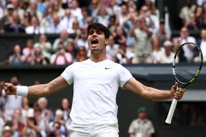Wimbledon : Carlos Alcaraz, tenant du titre, bat Daniil Medvedev et retrouve la finale