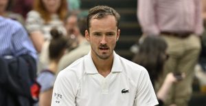 Wimbledon > Julien Varlet sur Daniil Medvedev : « Il me fait penser au pote avec qui tu joues le dimanche matin en match par équipe, qui s’est mis une caisse la veille et qui arrive cinq minutes avant de jouer, mais qui met des doudounes à tout le monde parce qu’il a un truc en plus »
