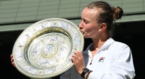 Wimbledon > Krejcikova, lauréate de Wimbledon : « Je ne dirais pas que c&rsquo;était un de mes rêves quand j&rsquo;étais toute petite. J&rsquo;avais un petit carnet quand j&rsquo;avais 12 ans. Il y a trois ou quatre mois, j&rsquo;ai parcouru ce carnet. J&rsquo;y avais écrit que j&rsquo;aimerais gagner Roland-Garros, c&rsquo;était ça, mon rêve »