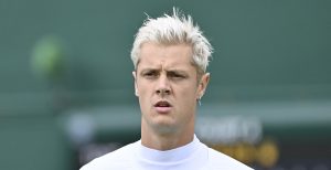 Wimbledon > Maxime Janvier, battu dès le premier tour : « J&rsquo;ai appris qu&rsquo;on avait deux vestiaires différents, un pour les têtes de série, un pour les autres. Encore une fois, je ne sais pas pourquoi. Je découvre des choses. Ici, on joue dans une sorte de musée, avec de l&rsquo;histoire »