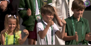 Wimbledon > Novak Djokovic à son fils, Stefan, lors de son discours : « Je ne sais pas si j’ai les nerfs assez solides pour continuer une carrière dans le coaching avec toi. Il n&rsquo;y a pas que le tennis mais si tu veux vraiment poursuivre, je serais là pour toi »