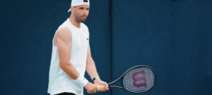 ATP, Vidéos > « Le revers à une main est mort », la vidéo géniale et hilarante de l&rsquo;ATP avec Dimitrov, Gasquet, Tsitsipas et Wawrinka