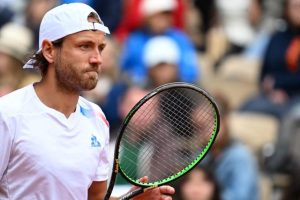 Après avoir été l&rsquo;un des premiers à réagir à l&rsquo;affaire Sinner, Lucas Pouille précise sa pensée