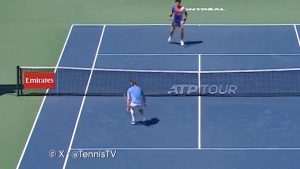 C&rsquo;est exceptionnel… mais ça ne sert à rien: Bublik réussit à « prendre » un point en jetant sa raquette