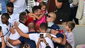 EN IMAGES. Novak Djokovic aux JO 2024 : tremblements, larmes, câlin à son épouse et à sa fille… La joie très intense du Serbe après sa médaille d’or