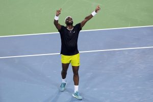 Frances Tiafoe sauve trois balles de match et passe en finale