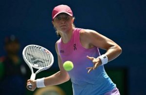 Iga Swiatek passe le premier tour en deux sets 6-4, 7-6