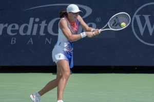 Iga Swiatek se qualifie dans la douleur et défiera Aryna Sabalenka en demi-finales à Cincinnati
