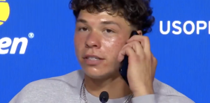 Insolite, US Open > La drôle de séquence de Ben Shelton lors de son passage devant les médias : « Je suis en conférence de presse, papa. J&rsquo;arrive dans quelques minutes »