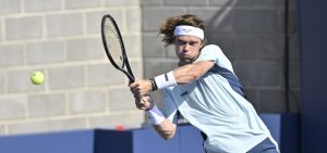 Insolite, US Open > Si Rublev est en danger, il ne comptera pas sur Medvedev : « Je ne l&rsquo;appellerais certainement pas… parce qu&rsquo;il s&rsquo;en fiche. Il serait en train de dormir ou il ne répondrait pas du tout. »