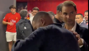 Insolite, Vidéos > Le cadeau symbolique de Mbappé à Nadal dans les couloirs du stade de Majorque