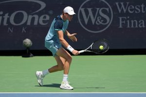 Jannik Sinner démarre lentement mais réussit à se qualifier