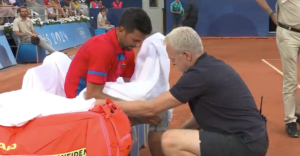 Jeux Olympiques > Alerte pour Novak Djokovic, manipulé au niveau de son genou opéré face à Tsitsipas