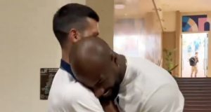 Jeux Olympiques, Vidéos > La longue et très belle accolade entre Novak Djokovic et Teddy Riner